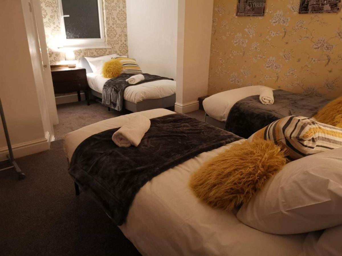Corner House, Sleeps 8 In 4 Bedrooms, Near Train Station, Great Value! Manchester Buitenkant foto